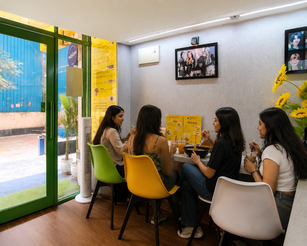k-pop-cafes-wang-house-korean-cafe