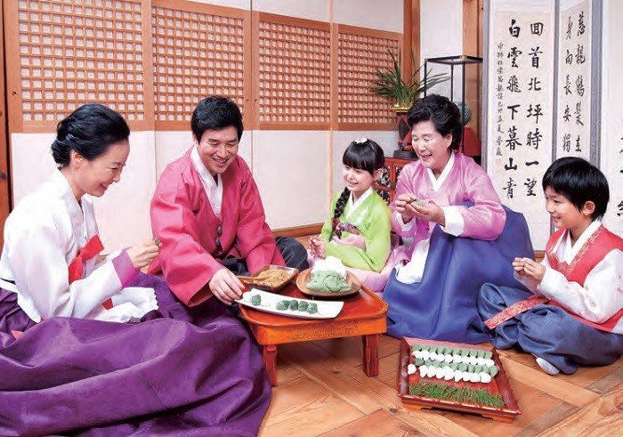 korean-food-family-eating-traditional-korean-food-chuseok-festival-korean-food-wang-house-knc